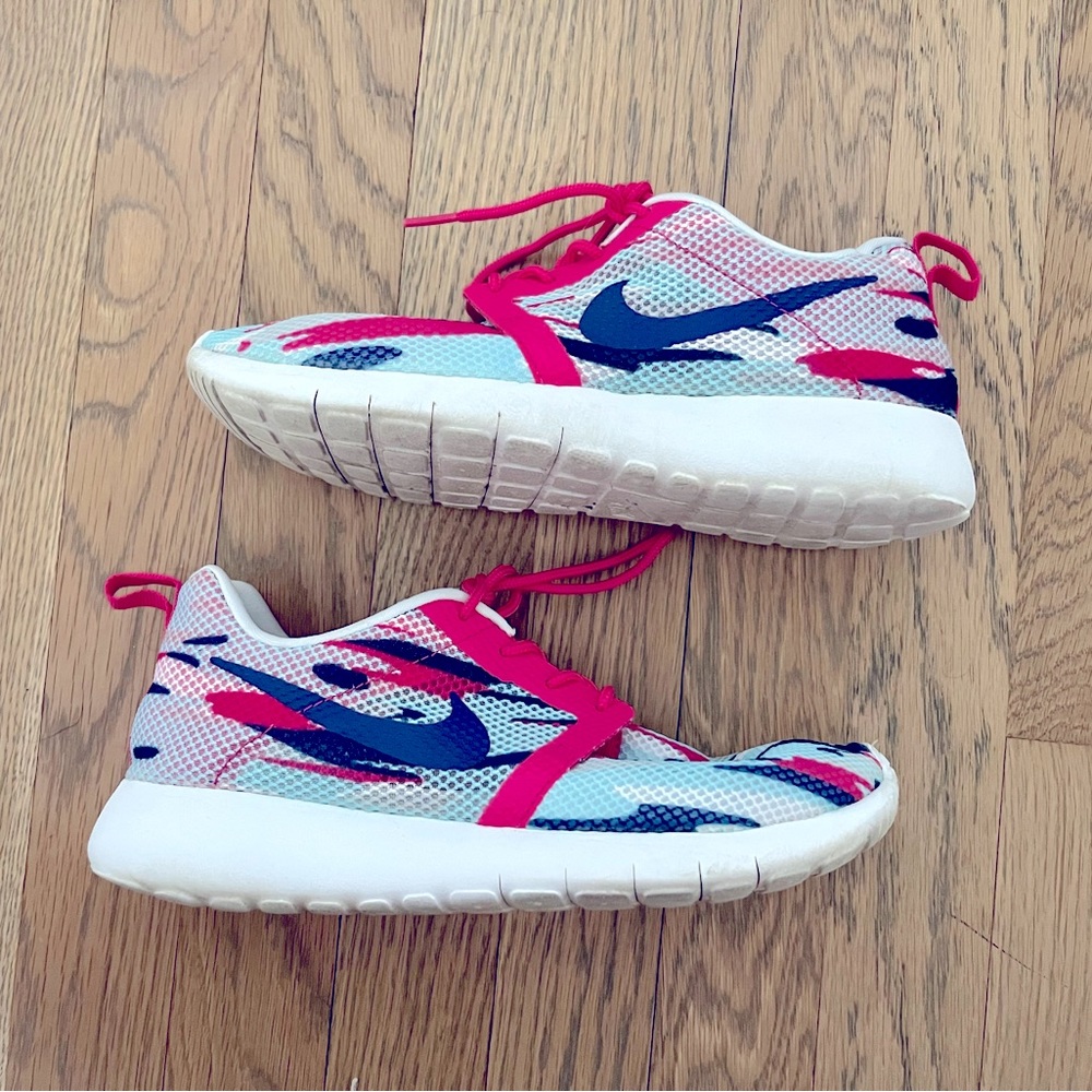 Nike roshe one flight weight. Size 6.5 women’s/kids 5.
